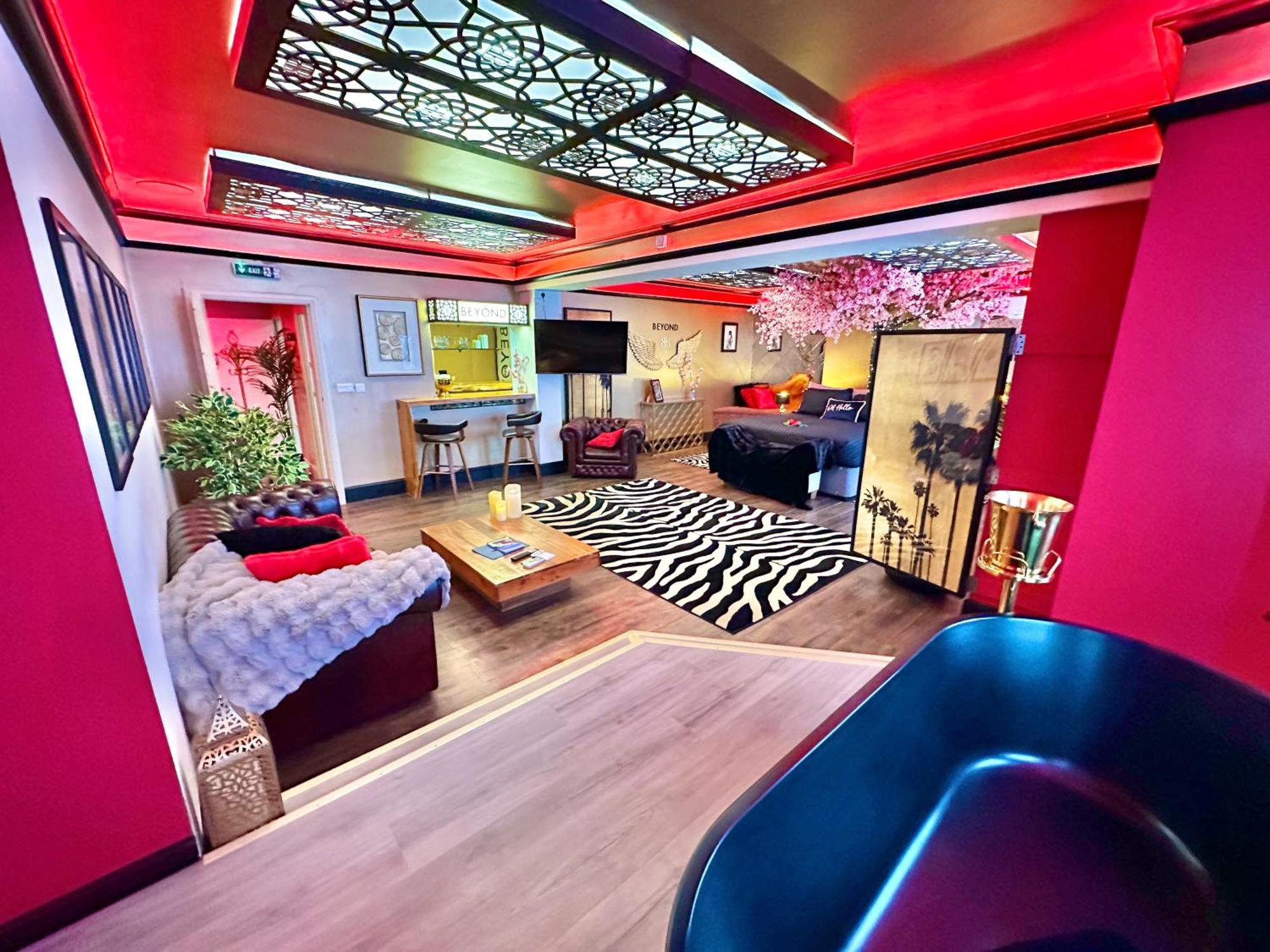 Beyond - Romantic Basement Apartment - Close To Beach - With Parking Bournemouth Exterior foto