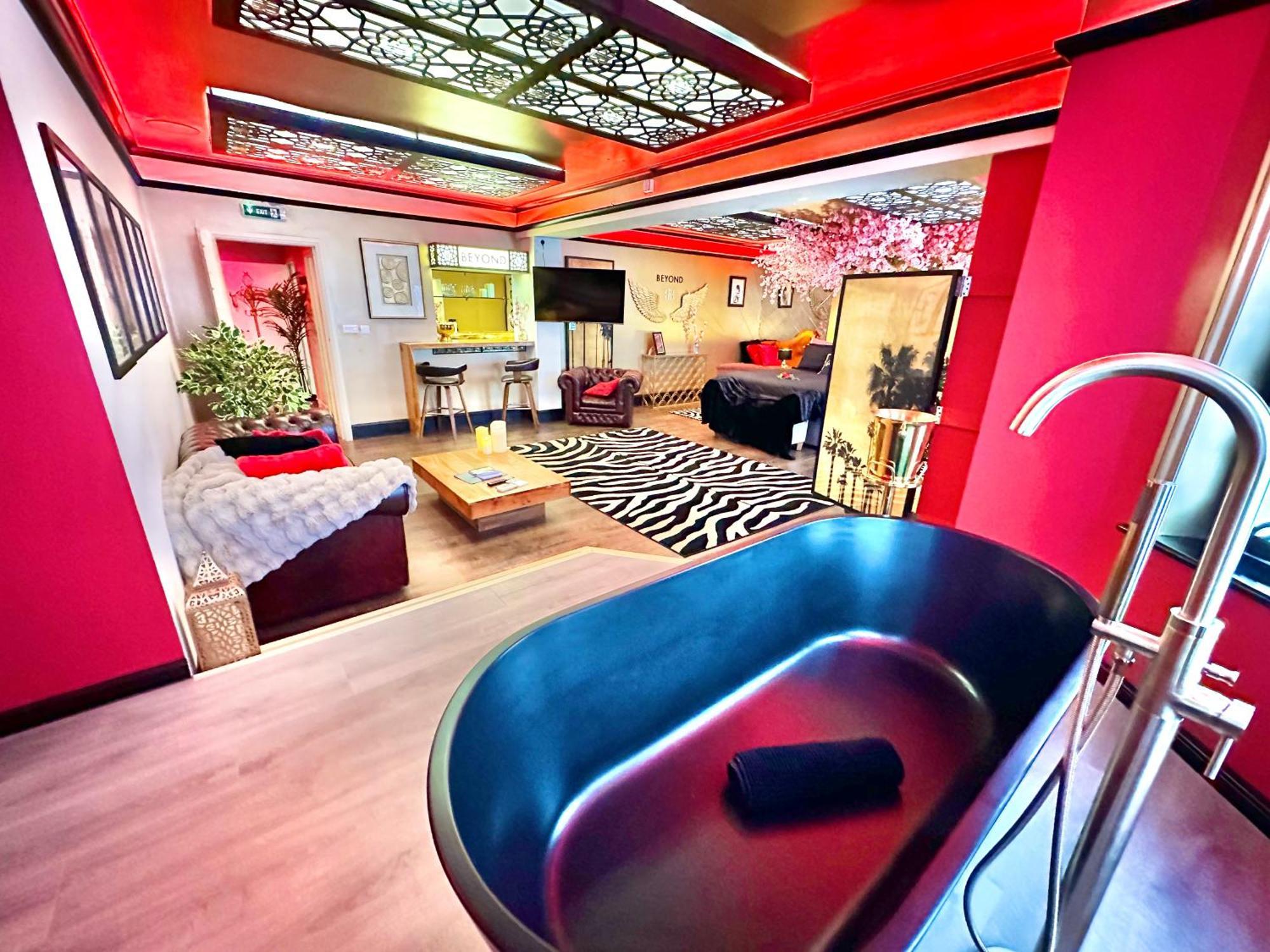 Beyond - Romantic Basement Apartment - Close To Beach - With Parking Bournemouth Exterior foto